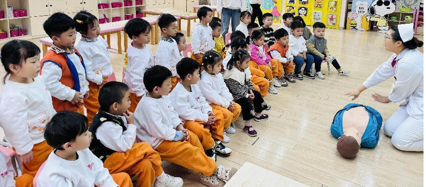 【中心公益】福建省急救中心进校园开展心肺复苏技能启蒙教育