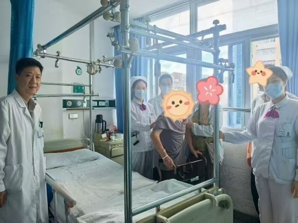 【中心新闻】百岁陈爷爷的“重生”：多学科协作闯过股骨粗隆间骨折手术险关