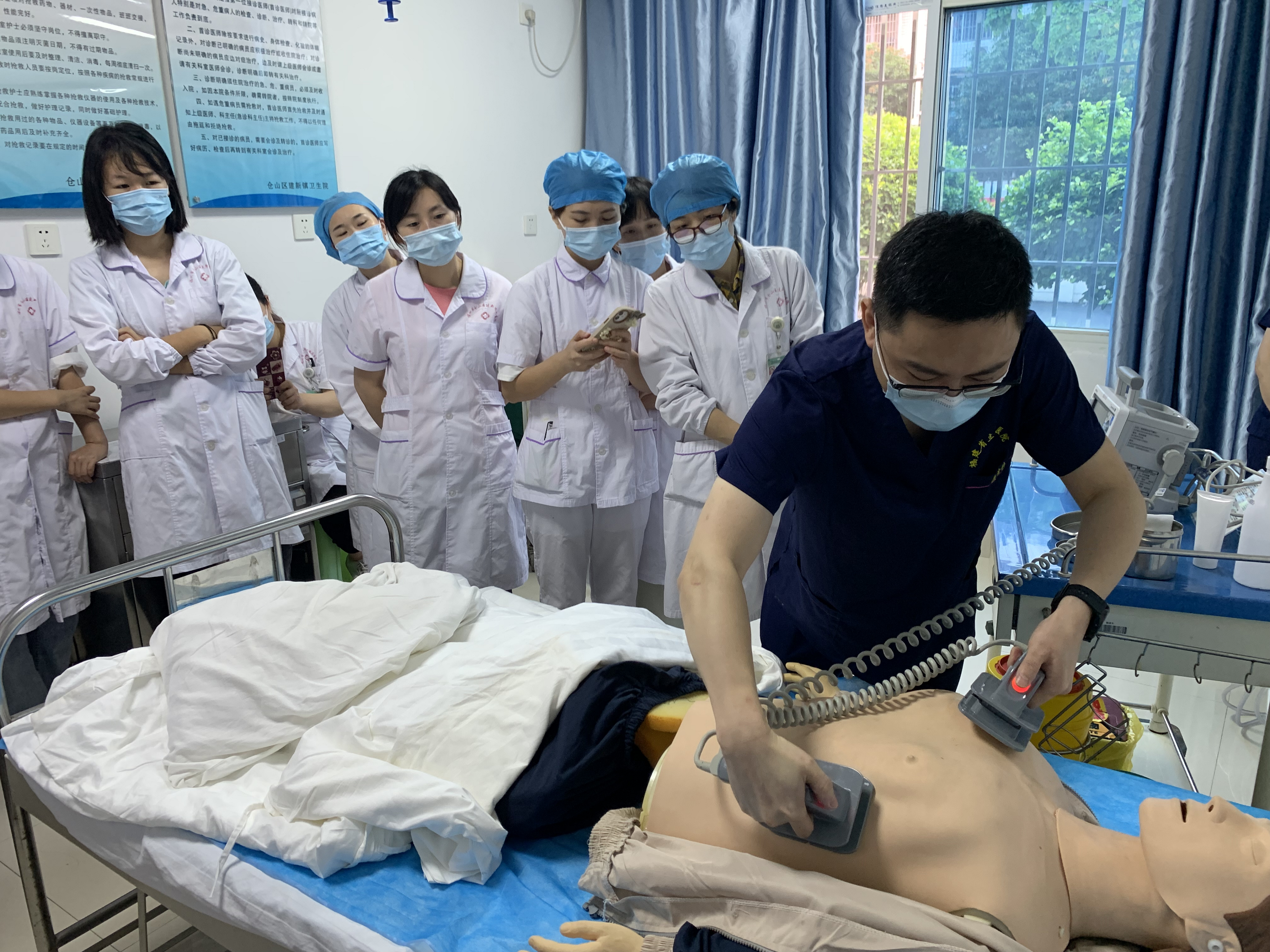▲游光旺老师为大家演示除颤仪的使用.png