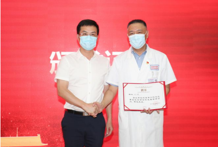 ▲晋江市委常委、副市长吴志朴为陈锋教授颁发“客座教授、首席顾问”证书.png