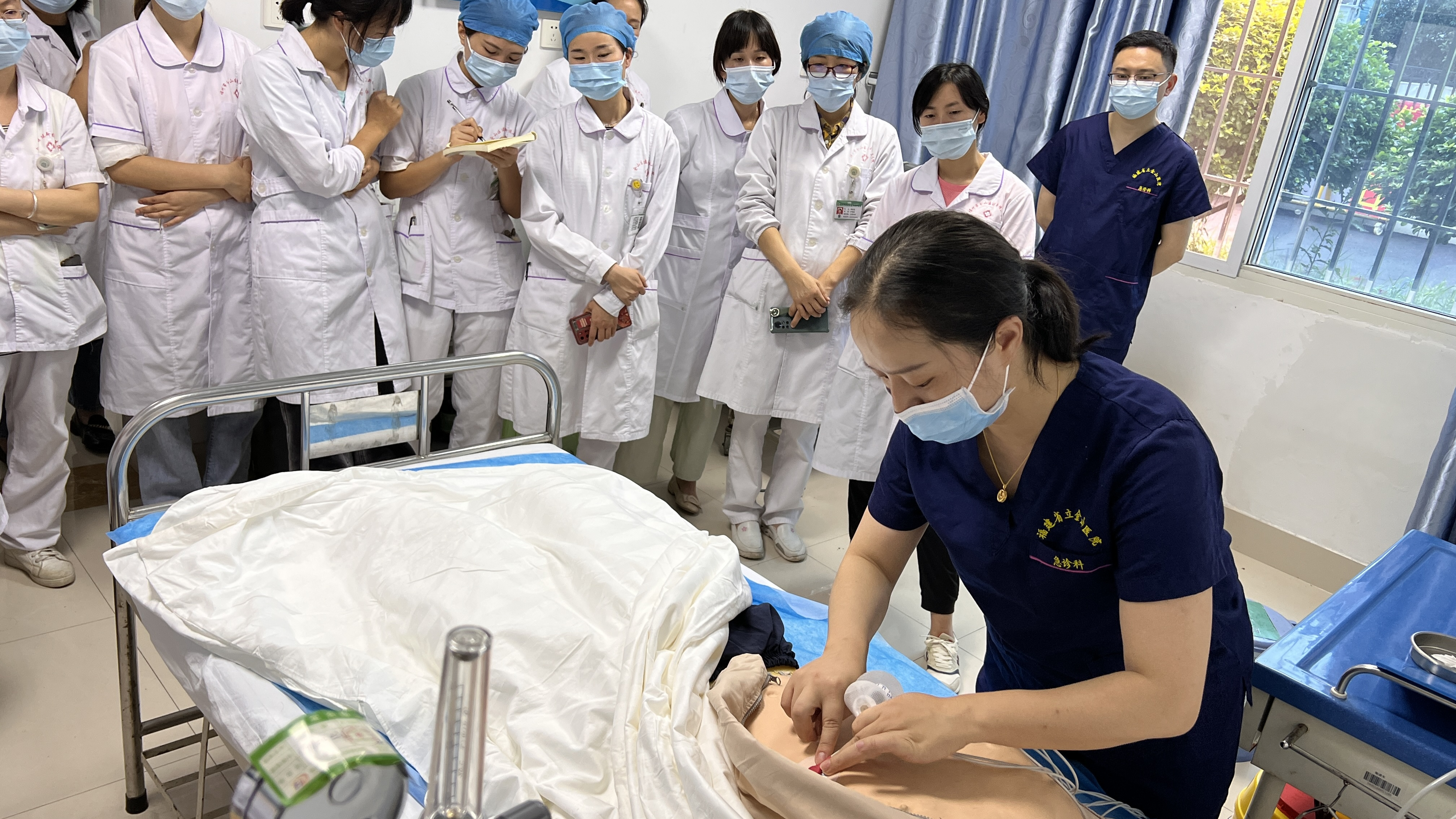 ▲钱凤萍老师培训心电监护技术.png